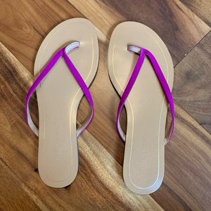 Sleek purple/ tan flip flops💜
